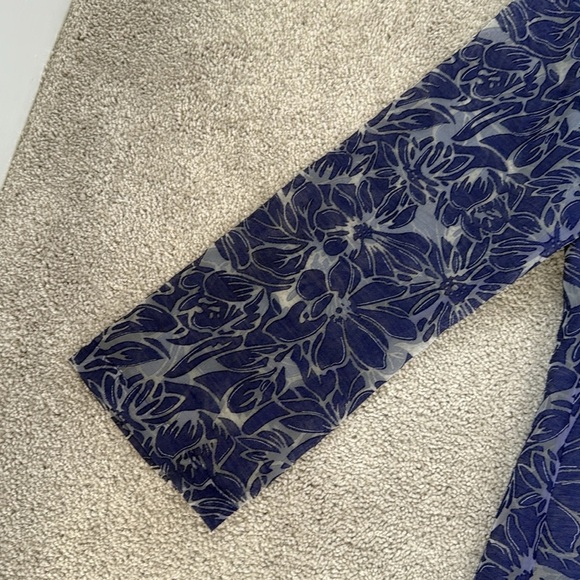 Chico's Blue Rayon Linen Blend Floral Sheer Blouse size 2(L/XL) - Picture 4 of 6